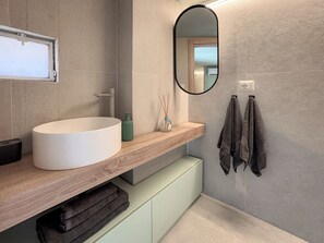 Baignoire à remous, séchoir à cheveux, bidet, serviettes fournies