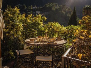 Outdoor dining - Can Sabuba (Deia)