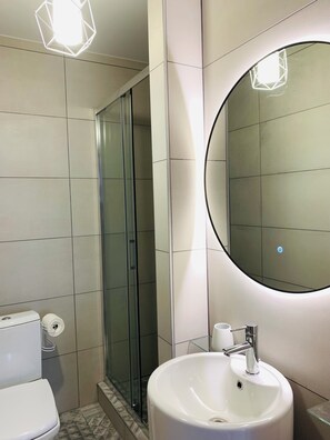 Dusche, Haartrockner, Bidet, Handtücher