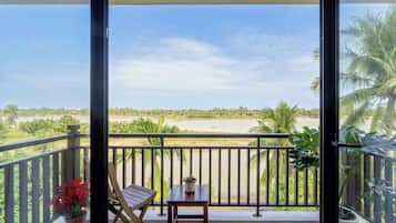 经典客房, 阳台, 河景 | 办公桌、笔记本电脑工作区、免费 WiFi