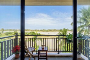 Desk, laptop workspace, free WiFi - Calm House 4 Hoi An (Thanh pho Hoi An)