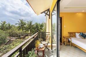 Quarto clássico, sacada, vista para o jardim | Escrivaninha, espaço de trabalho para notebook, Wi-Fi de cortesia