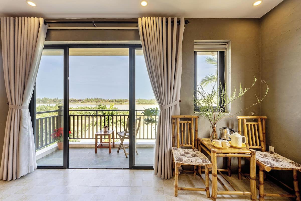 Desk, laptop workspace, free WiFi