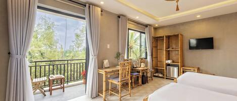 Habitación clásica, balcón, vistas al canal | Escritorio, espacio para trabajar con un portátil, wifi gratis