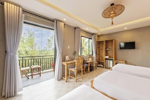 Classic Room, Balcony, Canal View | Desk, laptop workspace, free WiFi, bed sheets - Calm House 4 Hoi An (Thanh pho Hoi An)