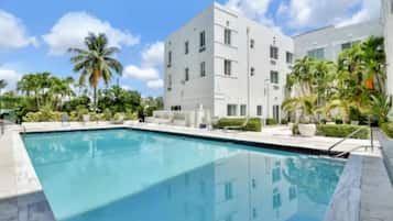 Estudio, vistas a la playa | Piscina | Una piscina al aire libre