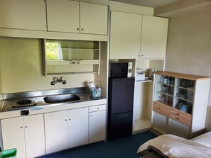 Fridge, microwave, stovetop, cookware/dishes/utensils - Kishu Railway Kusatsu Onsen Villa (Agatsuma District,Kusatsu)