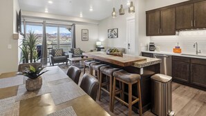 Una cocina moderna con barra, armarios de madera y vistas al paisaje desértico.