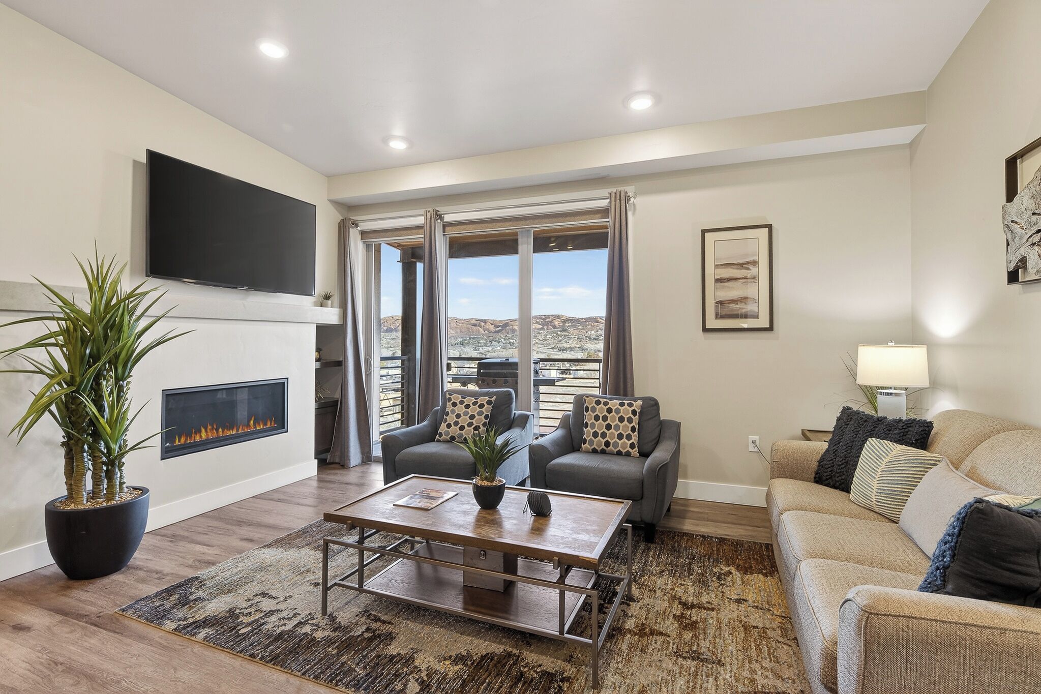 Smart TV y chimenea 