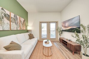 Living area - This is a cozy 1 bedroom 1 bath apartment in the park row / energy corridor area of Houston, TX. perfect for a solo traveler or a small family. (Houston)