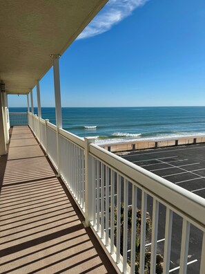 Property grounds - Oceanfront 1-bedroom condo with spectacular sunrises Pool/Gym/Jacuzzi/Sauna Open (Daytona Beach)
