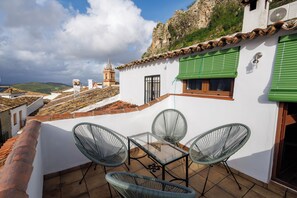 Chambre Double Deluxe, 1 très grand lit, vue ville | Terrasse/Patio