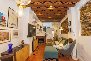 Habitació doble Deluxe, 1 llit de matrimoni gran, vistes a la ciutat | Sala d'estar | Televisor intel·ligent