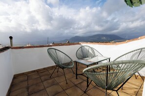 Habitació doble Deluxe, 1 llit de matrimoni gran, vistes a la ciutat | Terrassa o pati