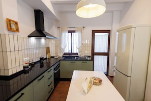 Habitació doble Deluxe, 1 llit de matrimoni gran, vistes a la ciutat | Cuina privada | Frigorífic gran, microones, forn i placa de cuina