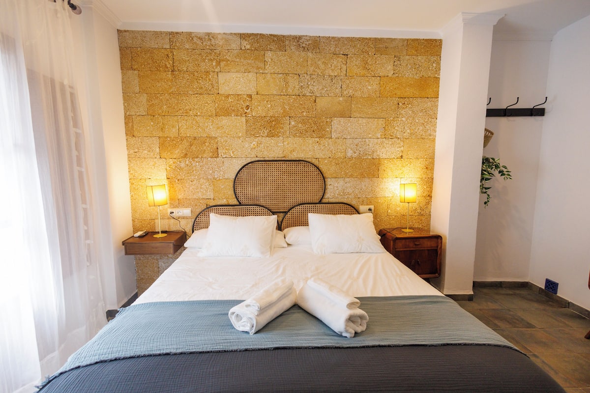 Deluxe Double Room, 1 King Bed, City View | Desk, laptop workspace, soundproofing, iron/ironing board