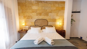 Habitación Deluxe doble, 1 cama de matrimonio grande, vistas a la ciudad | Escritorio y espacio para trabajar con un portátil