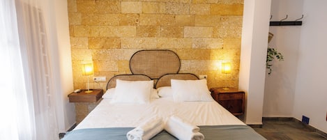 Deluxe Double Room, 1 King Bed, City View | Desk, laptop workspace, soundproofing, iron/ironing board