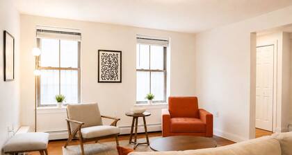 Cozy Brownstone Retreat, Near PATH, NYC