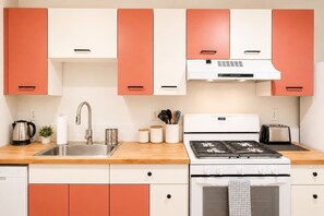 Fridge, microwave, oven, stovetop - Cozy Brownstone Retreat, Near PATH, NYC (Jersey City)