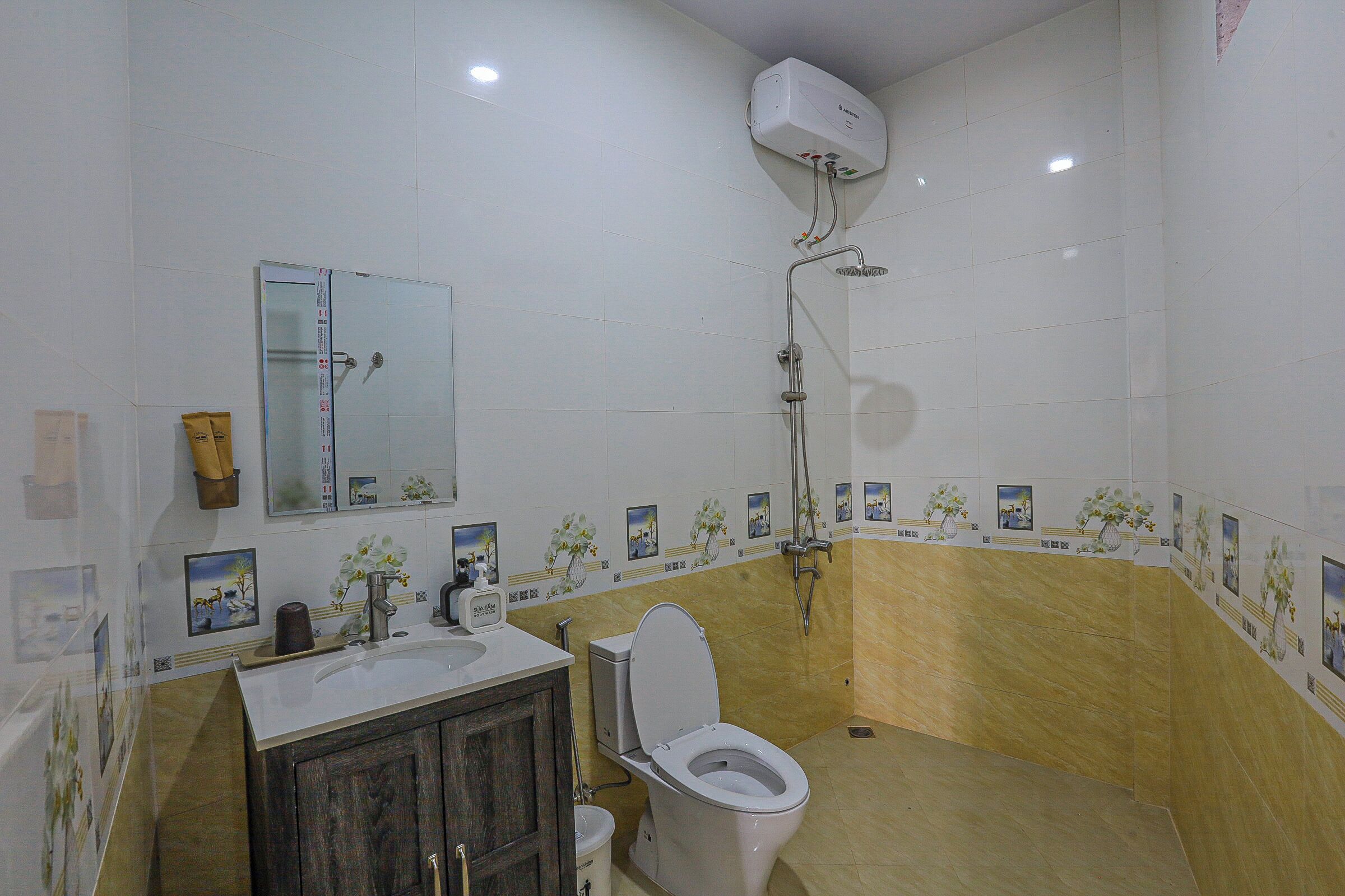 Kahden hengen deluxe-huone | Kylpyhuone | Suihkun ja ammeen yhdistelmä, hiustenkuivaaja, pyyhkeet, saippua