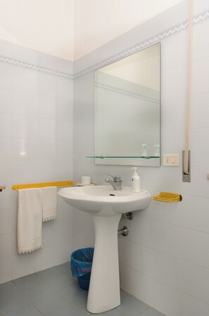 Bathroom - Belvedere Apartment - Peacock Farmhouse (Castiglione della Pescaia)