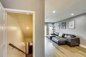 Apartment (2 Bedrooms) | Interior - 2 Mi to Market Sq! Row House w/ Dedicated Office (Pittsburgh)