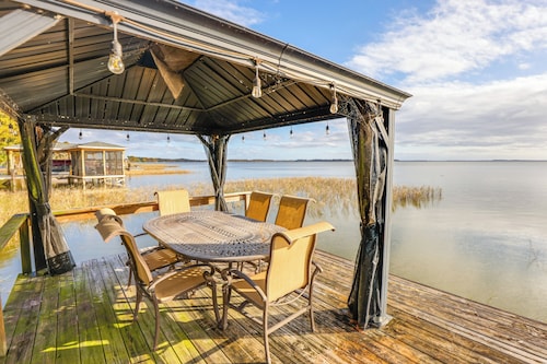 Lake Harris Retreat: 2 Docks & Kayaks!