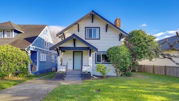 House (3 Bedrooms) | Front of property