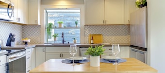 1 Mi to Historic Dtwn: Dog-friendly Everett Home!