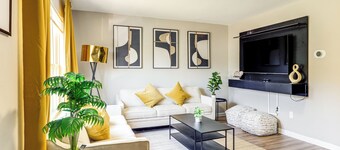 6 Mi to Downtown Cincy: Group-friendly Townhome!