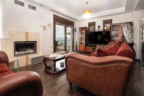Smart TV, fireplace, video games