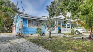 A two-story house with a blue exterior and a covered porch. - 1 Block to Dtwn! Walkable Stay in Stuart (Stuart)