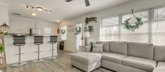 Walk to Shops & Dining: Downtown Stuart Home!