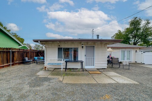 5 Mi to Dtwn Riverside & Hospital! Remote-work Hub