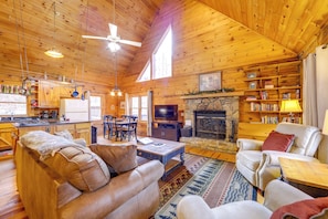 Interior - Creek On-site! Cabin 7 Mi to Cataloochee Ski Area (Maggie Valley)