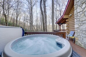 House (2 Bedrooms) | Interior - Creek On-site! Cabin 7 Mi to Cataloochee Ski Area (Maggie Valley)