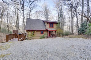 Interior - Creek On-site! Cabin 7 Mi to Cataloochee Ski Area (Maggie Valley)