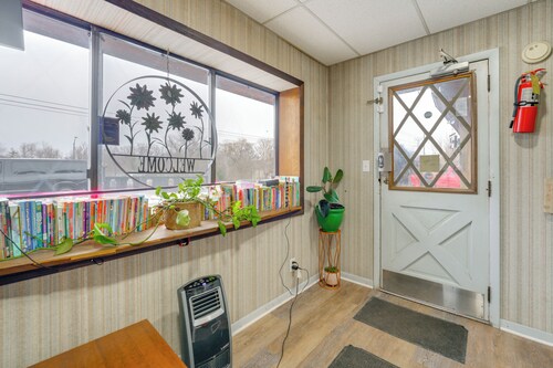 5 Mi to Pine Knob: Pet-friendly Studio Retreat