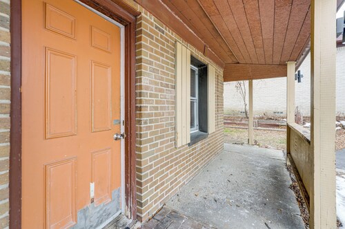 5 Mi to Pine Knob: Pet-friendly Studio Retreat