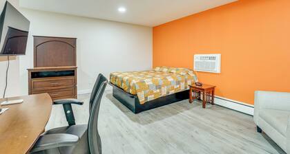5 Mi to Pine Knob: Pet-friendly Studio Retreat