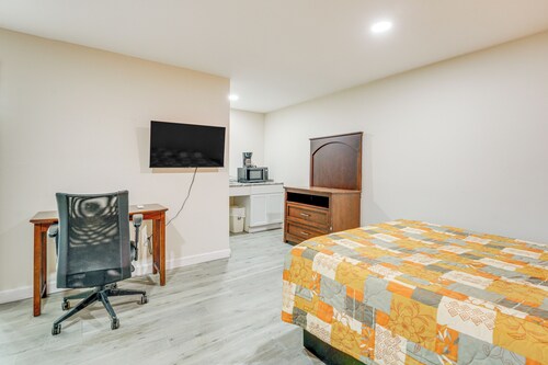 5 Mi to Pine Knob: Pet-friendly Studio Retreat