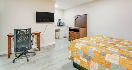 5 Mi to Pine Knob: Pet-friendly Studio Retreat