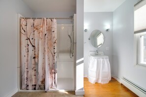 House (3 Bedrooms) | Interior - Hiking & Skiing Galore! Home in East Wallingford (East Wallingford)