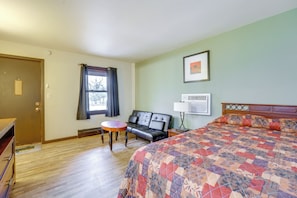 Apartment (0 Bedroom) | Interior - Slopes-ready Studio Near Pine Knob (Clarkston)