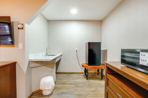 Apartment (0 Bedroom) | Interior - Ski, Explore, Bring Pets! Studio 5 Mi to Pine Knob (Clarkston)