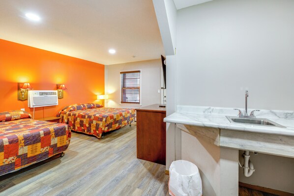 Apartment (0 Bedroom) | Interior - Ski, Explore, Bring Pets! Studio 5 Mi to Pine Knob (Clarkston)