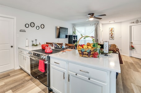 Interior. 4 Mi to Joe Pool Lake! Cedar Hill Family Haven