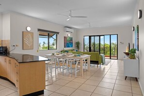 Apartment | 3 bedrooms - Zen Emerald Shore Seaview - Balcony - Sunset View (Darwin)