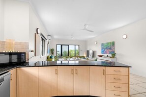 Apartment | 3 bedrooms - Zen Emerald Shore Seaview - Balcony - Sunset View (Darwin)